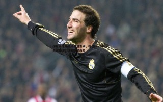 熊猫体育-伊尼戈现身机场深情告别，祝巴萨一切顺利，感谢球迷们这美好的两年